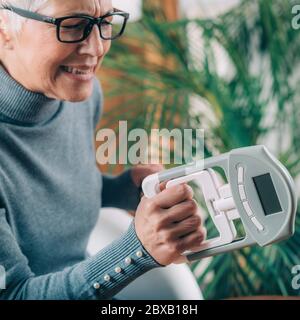 Digitaler Handgriff Dynamometer für die Festigkeitsmessung Stockfoto