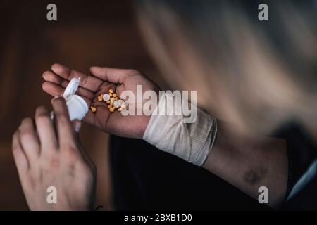 Suizid psychische Gesundheit Patient Einnahme von Pillen Stockfoto