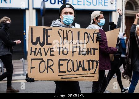 VEREINIGTES KÖNIGREICH, WALES. Juni 2020. Die Bürger von Cardiff versammeln sich im Bute Park, um während eines friedlichen Protestes Unterstützung für die Bewegung "Black Lives Matter (BLM)" zu zeigen. Stockfoto