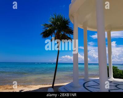 Palmen von Hochzeit weißen Pavillon am Strand im Grand Palladium Resort in Cancun, Mexiko. Stockfoto