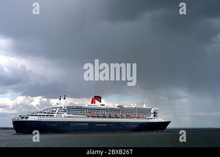 RMS Queen Mary 2 - QM2 - Transatlantic Ocean Liner von Southampton nach Weymouth Bay während der Coronavirus Pandemie, Southampton, Hampshire, Großbritannien. Stockfoto