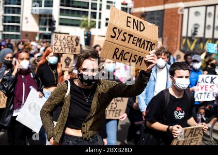 VEREINIGTES KÖNIGREICH, WALES. Juni 2020. Die Bürger von Cardiff versammeln sich im Bute Park, um während eines friedlichen Protestes Unterstützung für die Bewegung "Black Lives Matter (BLM)" zu zeigen. Stockfoto