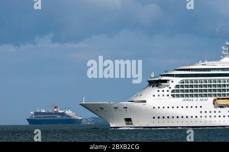 GTS Jewel of the Seas ein Kreuzfahrtschiff der Radiance-Klasse, das während der Coronavirus-Pandemie, der Solent, England, Großbritannien, in den Hafen von Southampton fährt Stockfoto