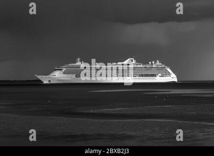 GTS Jewel of the Seas ein Kreuzfahrtschiff der Radiance-Klasse, das während der Coronavirus-Pandemie, der Solent, England, Großbritannien, in den Hafen von Southampton fährt Stockfoto