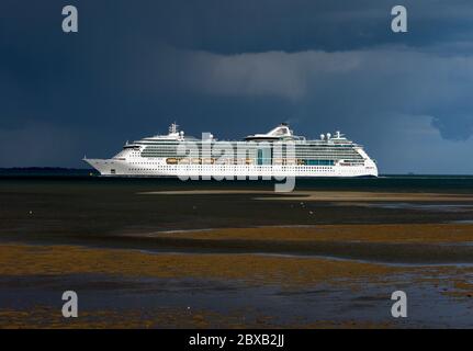 GTS Jewel of the Seas ein Kreuzfahrtschiff der Radiance-Klasse, das während der Coronavirus-Pandemie, der Solent, England, Großbritannien, in den Hafen von Southampton fährt Stockfoto