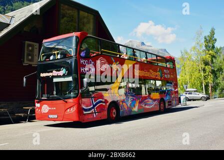 Ein City Sightseeing Norwegens MANN Unvi Urbis wird gesehen, wie er in Geiranger auflädt. Stockfoto