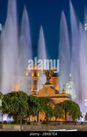 Unabhängigkeitsplatz mit Springbrunnen, Erzengel Michael-Denkmal und Sophienkathedrale im Hintergrund in Kiew, Kiew, Ukraine Stockfoto