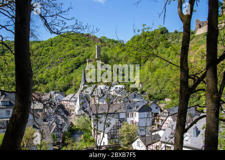 Blick auf das Dorf Monreal in der Eifel, Rheinland-Pfalz Stockfoto