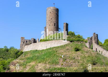Blick auf die Ruinenburg Monreal oder Philippsburg in Monreal, Eifel Stockfoto