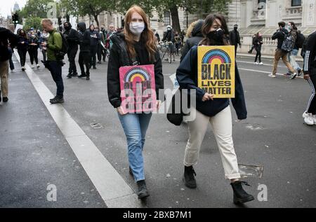 Zwei weiße Demonstranten halten Plakate zur Solidarität mit der Bewegung Black Lives Matter während der Kundgebung gegen Rassismus in Zentral-London, Großbritannien. Stockfoto