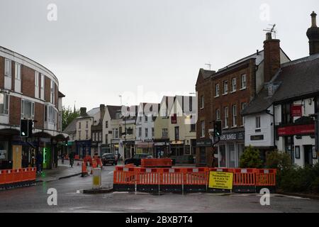 Ware, Großbritannien. Juni 2020. Regen und Gewitter über Hertfordshire, Großbritannien. Die Hauptstraße durch Ware wurde in eine Einbahnstraße umgewandelt, um die soziale Distanz zu erleichtern und die Ausbreitung des Coronavirus (COVID-19) zu verhindern. Quelle: Andrew Steven Graham/Alamy Live News Stockfoto