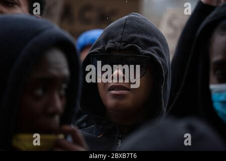 Frau, die einen schwarzen Kapuzenpullover und eine Sonnenbrille bei der Black Lives Matter UK Protest, Parliament Square, London, England, Großbritannien trägt Stockfoto