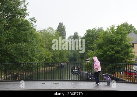 Ware, Großbritannien. Juni 2020. Regen und Gewitter über Hertfordshire, Großbritannien. Blick auf den Kanal, der durch Ware verläuft. Quelle: Andrew Steven Graham/Alamy Live News Stockfoto