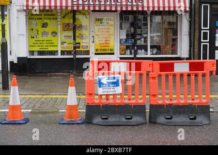 Ware, Großbritannien. Juni 2020. Regen und Gewitter über Hertfordshire, Großbritannien. Die Hauptstraße durch Ware wurde in eine Einbahnstraße umgewandelt, um die soziale Distanz zu erleichtern und die Ausbreitung des Coronavirus (COVID-19) zu verhindern. Quelle: Andrew Steven Graham/Alamy Live News Stockfoto