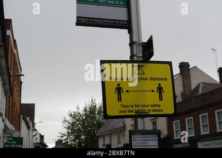 Ware, Großbritannien. Juni 2020. Regen und Gewitter über Hertfordshire, Großbritannien. Die Hauptstraße durch Ware wurde in eine Einbahnstraße umgewandelt, um die soziale Distanz zu erleichtern und die Ausbreitung des Coronavirus (COVID-19) zu verhindern. Es wurden Schilder angebracht, um die Menschen daran zu erinnern, Abstand zueinander zu halten. Quelle: Andrew Steven Graham/Alamy Live News Stockfoto