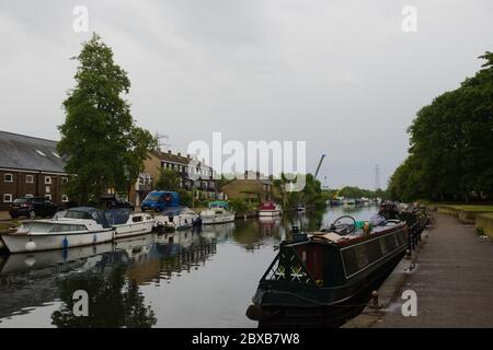 Stanstead Saint Margarets, Großbritannien. Juni 2020. Regen und Gewitter über Hertfordshire, Großbritannien. Blick auf den Kanal von Stanstead Saint Margarets Kanal im Regen. Quelle: Andrew Steven Graham/Alamy Live News Stockfoto