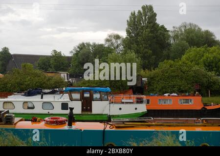 Stanstead Saint Margarets, Großbritannien. Juni 2020. Regen und Gewitter über Hertfordshire, Großbritannien. Blick auf den Kanal von Stanstead Saint Margarets Kanal im Regen. Quelle: Andrew Steven Graham/Alamy Live News Stockfoto