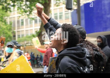 Central London, London, Großbritannien, 6. Juni 2020: Tausende von jungen Menschen gingen in einem leidenschaftlichen, entschlossenen und lautstarken friedlichen Protest in Tribut und Solidarität mit dem Mord an George Floyd auf die Straßen von Central London. Credit Natasha Quarmby/ALAMY Live News Stockfoto