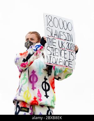 Schwarze Leben sind wichtig Protest vor Caerphilly Castle. Wales, Großbritannien. Juni 2020. Kredit: Tracey Paddison/Alamy Live News Stockfoto