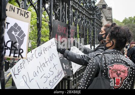 Am Ende der Kundgebung gegen Rassismus im Zentrum Londons, Großbritannien, zeigen die Demonstranten ihre Plakate auf den Geländern der Parlamentsgebäude. Stockfoto