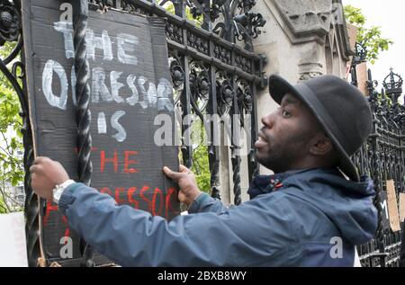 Am Ende der Kundgebung gegen Rassismus im Zentrum Londons, Großbritannien, zeigen die Demonstranten ihre Plakate auf den Geländern der Parlamentsgebäude. Stockfoto