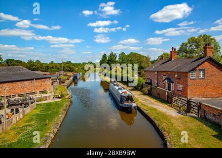 Canal Narrowboat liegt am Shropshire union Kanal in Tiverton bei Beeston in Cheshire England Stockfoto