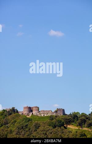 13. Jahrhundert Beeston Castle Cheshire auf dem Sandstein-Pfad Wanderweg mit blauem Himmel in der Cheshire Landschaft England GB gesehen Stockfoto