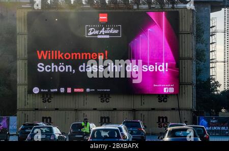 Hamburg, Deutschland. Juni 2020. Besucher eines Drive-in-Kinos auf dem Heiligengeistfeld warten auf den Beginn einer Performance. Quelle: Axel Heimken/dpa/Alamy Live News