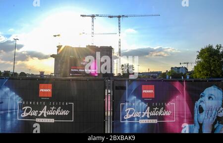 Hamburg, Deutschland. Juni 2020. Die Sonne scheint am Eingang eines Drive-in-Kinos auf dem Heiligengeistfeld. Quelle: Axel Heimken/dpa/Alamy Live News