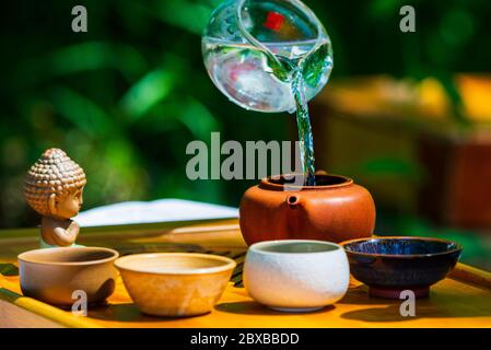 Tee Zeremonie. Teekanne und Schüsseln mit chinesischen Tee auf einem Holztisch. Stockfoto