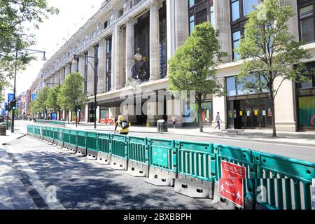 Oxford Street, bei Selfridges, bereitet sich darauf vor, Menschen wieder zu begrüßen, wenn nicht unbedingt notwendige Geschäfte am 15. Juni, da die Coronavirus-Beschränkungen sich lockern, in London, Großbritannien, wiedereröffnet werden Stockfoto