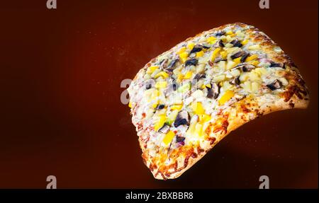 Köstliche heiße quadratische Knoblauchbrot Hähnchenpizza in der Luft mit Käse, Ananas, Pilz, Tomaten, Zwiebeln und Paprika. Aufschäuungs- und Käsespri Stockfoto
