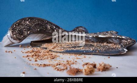 Ein verzierten Metall Whiskesen und Pfanne für die Reinigung der Tabelle von Krümeln zwischen Gängen. Stockfoto