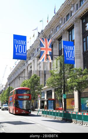 Oxford Street, bei Selfridges, bereitet sich darauf vor, Menschen wieder zu begrüßen, wenn nicht unbedingt notwendige Geschäfte am 15. Juni, da die Coronavirus-Beschränkungen sich lockern, in London, Großbritannien, wiedereröffnet werden Stockfoto