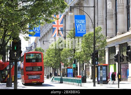 Oxford Street, bei Selfridges, bereitet sich darauf vor, Menschen wieder zu begrüßen, wenn nicht unbedingt notwendige Geschäfte am 15. Juni, da die Coronavirus-Beschränkungen sich lockern, in London, Großbritannien, wiedereröffnet werden Stockfoto