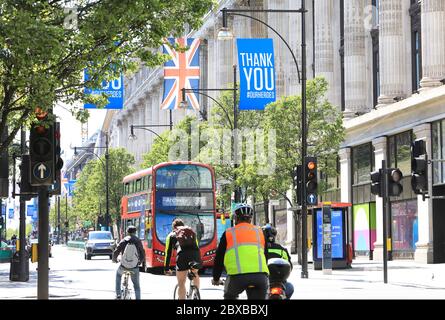 Oxford Street, bei Selfridges, bereitet sich darauf vor, Menschen wieder zu begrüßen, wenn nicht unbedingt notwendige Geschäfte am 15. Juni, da die Coronavirus-Beschränkungen sich lockern, in London, Großbritannien, wiedereröffnet werden Stockfoto