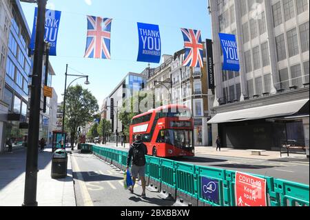 Oxford Street bereitet sich darauf vor, Menschen wieder willkommen zu heißen, wenn nicht unbedingt notwendige Geschäfte am 15. Juni in London, Großbritannien, wieder eröffnet werden, da die Coronavirus-Beschränkungen sich lockern Stockfoto