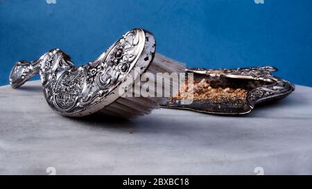 Ein verzierten Metall Whiskesen und Pfanne für die Reinigung der Tabelle von Krümeln zwischen Gängen. Stockfoto