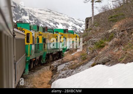 Ein Blick auf den Summit Excursion, Yukon und White Pass Railway Tour von Skagway zum White Pass Summit. Erbaut 1898 während des Klondike Goldrausches. Stockfoto