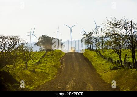 Fahrzeuge, Windkraftanlagen, Provinz Guanacaste, Nord-Costa Rica, Mittelamerika, Costa Rica stellt den Großteil seines Strombedarfs über alternative Stockfoto