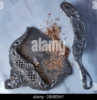 Ein verzierten Metall Whiskesen und Pfanne für die Reinigung der Tabelle von Krümeln zwischen Gängen. Stockfoto