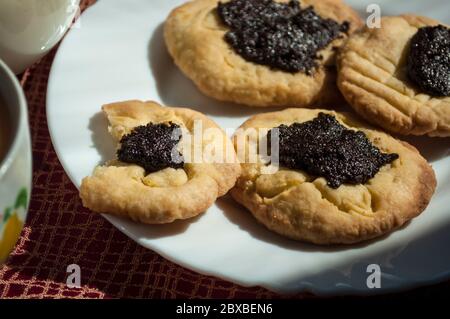 Gebissen Cookies mit Mohnsaat Füllung in Tageslicht, Backwaren Hintergrund, Lebensmittel-Fotografie Stockfoto