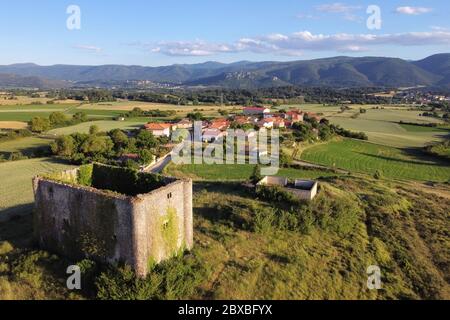 Luftaufnahme des mittelalterlichen Turms in Lomana Dorf, Burgos Provinz, Castilla y Leon, Spanien. Stockfoto