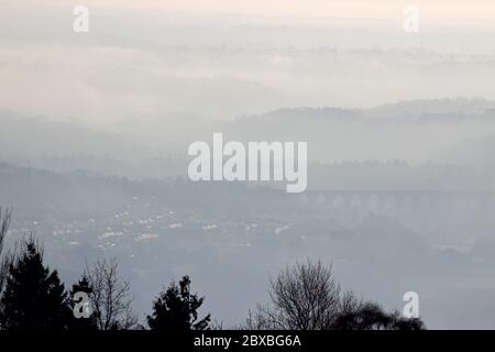 Traphont Cefn Mawr Viadukt und Dorf Cefn auf einem Nebliger Frühling am Morgen Stockfoto