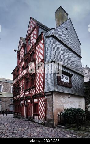 Eine alte Holzschnitzerei aus dem Jahr 1552 im Haus Ti Koz im alten Stadtzentrum von Rennes. Stockfoto