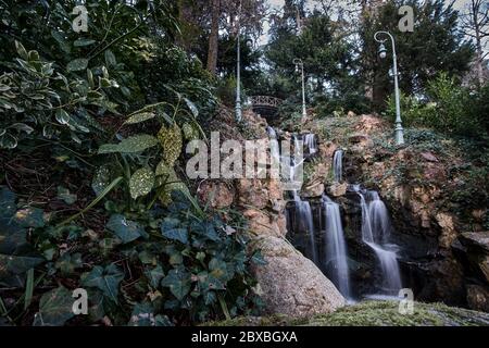 Wasserfall im Parc du Thabor in Rennes, Frankreich Stockfoto