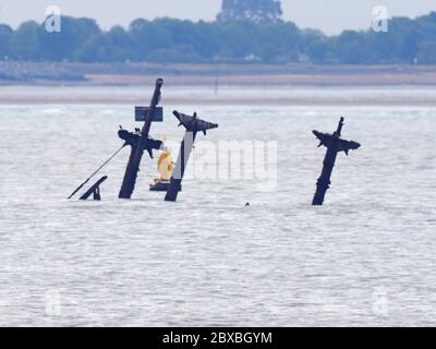 Sheerness, Kent, Großbritannien. Juni 2020. Die Masten des Wracks der SS Richard Montgomery, die 1.5 Meilen nördlich von Sheerness in der Themse-Mündung, in der Nähe der Medway und Themse Schifffahrtskanäle liegen, und berichteten, dass 1,400 Tonnen Sprengstoff noch an Bord seien, die heute Abend bei Ebbe abgebildet wurden. Die Gov sucht nun nach einem Auftragnehmer, der die Masten abschneiden soll, um die Belastung des Schiffes zu verringern, und hat £5 Millionen für den Job angeboten. Quelle: James Bell/Alamy Live News Stockfoto