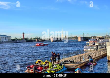 St. Petersburg, Russland - 13. Juni 2019: Bootsfahrten und Ausflüge für Touristen auf dem Neva-Fluss mit Start-und Jet-Ski. Junge Jungs auf Kai sind bekommen Stockfoto