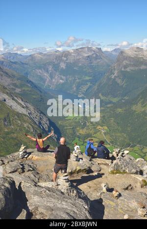 Touristen erkunden Dalsnibba, ein Berg 1500 m über dem Meeresspiegel und mit Blick auf die Kreuzfahrtschiffe in Geirangerfjord, Norwegen. Stockfoto