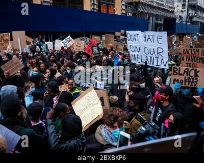London, Großbritannien. Juni 2020. Protestierende versammeln sich während des Black Lives Matter Protests in London. In Erinnerung an George Floyd, der am 25. Mai in Polizeigewahrsam in der US-Stadt Minneapolis getötet wurde. Quelle: Yousef Al Nasser/Alamy Live News. Stockfoto